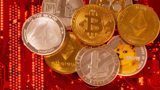 Une représentation de cryptomonnaies, dont le Bitcoin, Ethereum, DogeCoin, Ripple et Litecoin. [Dado Ruvic - Reuters]