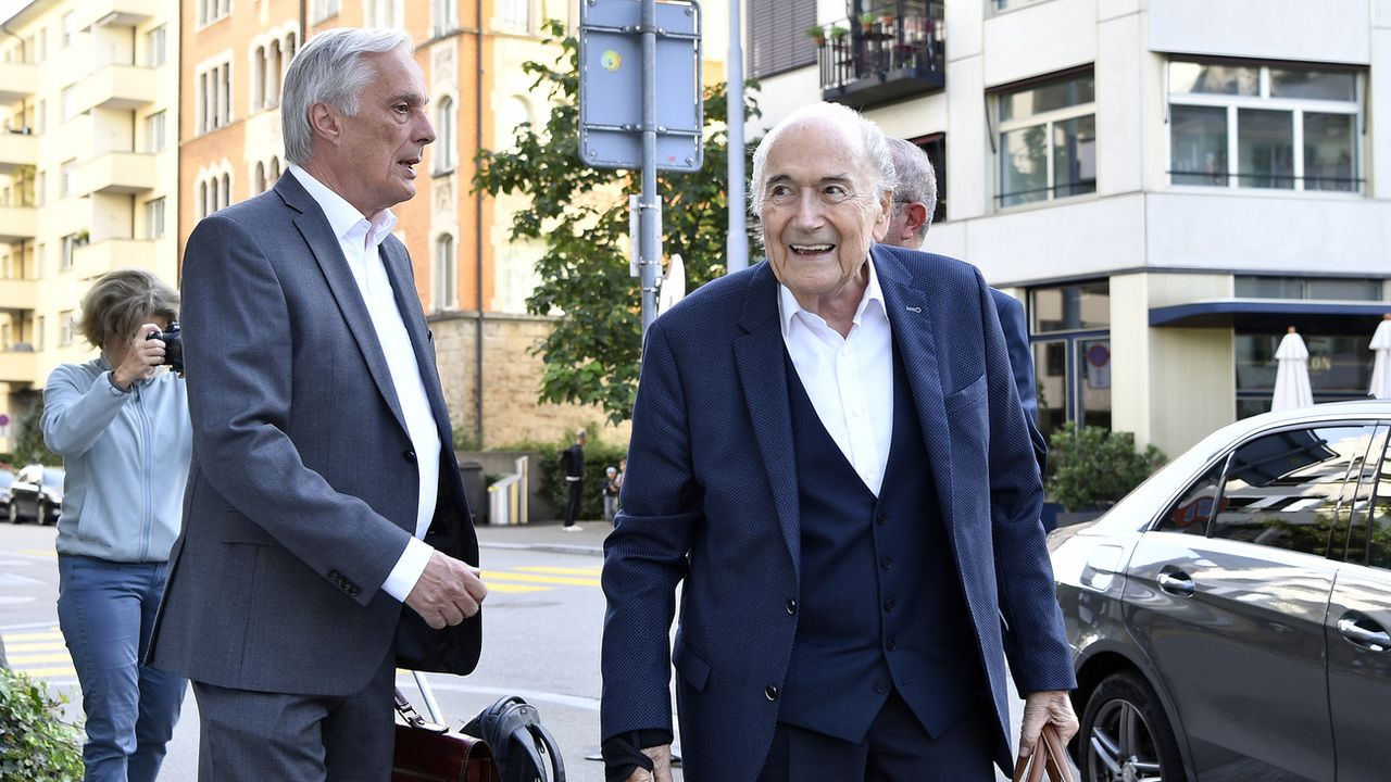Joseph S. Blatter (à droite) et son avocat Lorenz Erni (à gauche) se rendant au bureau du procureur fédéral à Zurich le lundi 9 août 2021. [Walter Bieri - Keystone]