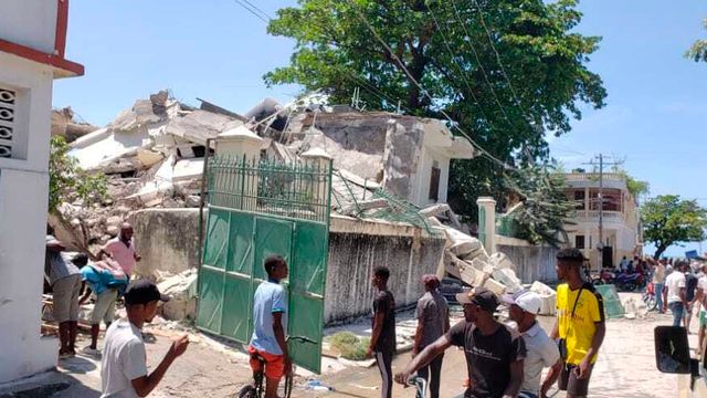 Un bâtiment endommagé à Les Cayes, au sud d'Haïti. [AP Photo/Delot Jean - Keystone]