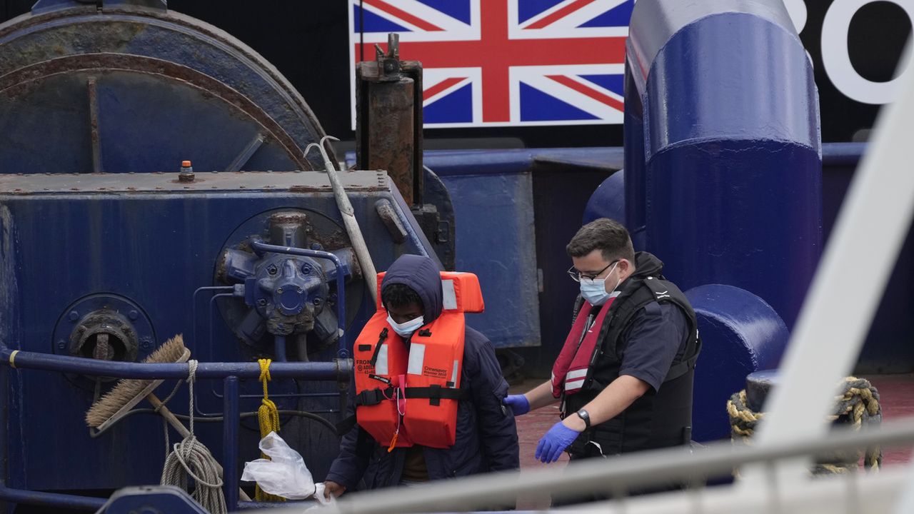 Une opération de sauvetage récupère 102 migrants qui tentent de rejoindre l'Angleterre [Matt Dunham - Keystone]