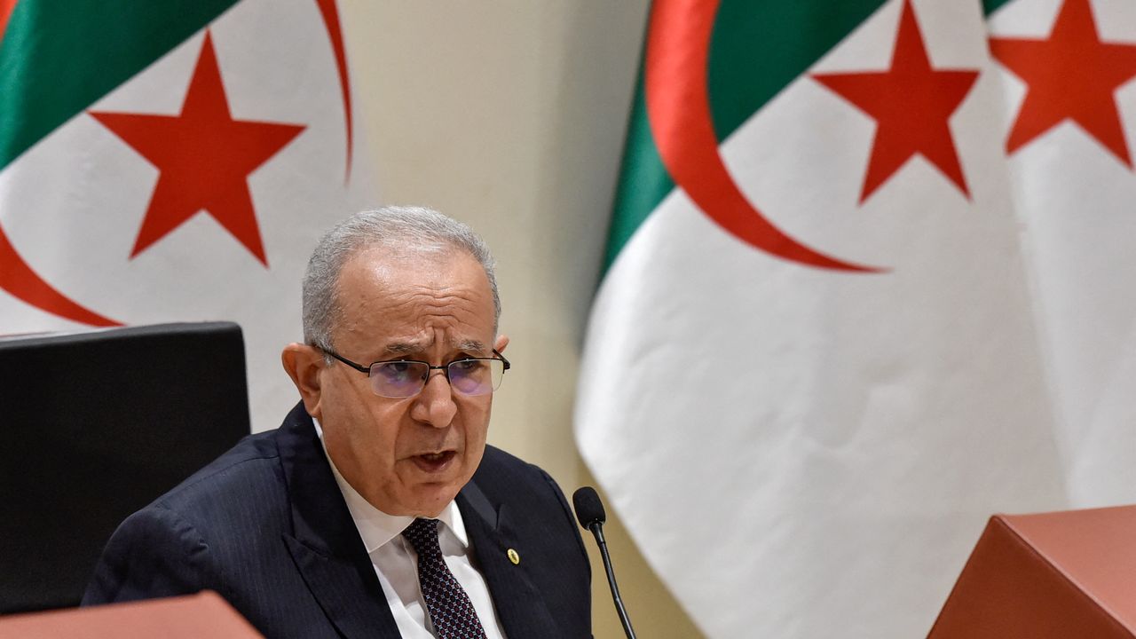 L'Algérie a annoncé mardi la rupture des relations diplomatiques avec le Maroc voisin, accusant le royaume "d'actions hostiles" à l'égard d'Alger après plusieurs mois de tensions exacerbées entre ces deux pays du Maghreb aux relations traditionnellement difficiles. [RYAD KRAMDI - AFP]