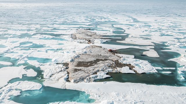Au cours d'une expédition en juillet, un groupe de scientifiques a découvert ce qu'il pense être la terre émergée la plus septentrionale du monde, au nord du Groenland, a annoncé l'Université de Copenhague. [Julian Charriere - Reuters]