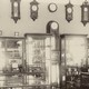 Intérieur du magasin Hirsbrunner & Co à Shanghai, années 1890. On distingue toutes sortes d'horloges, régulateurs, oeils-de-boeuf, baromètres, pendules, une vaste gamme d'argenterie et de sculptures. [Famille Paul Zurn, collection privée.]