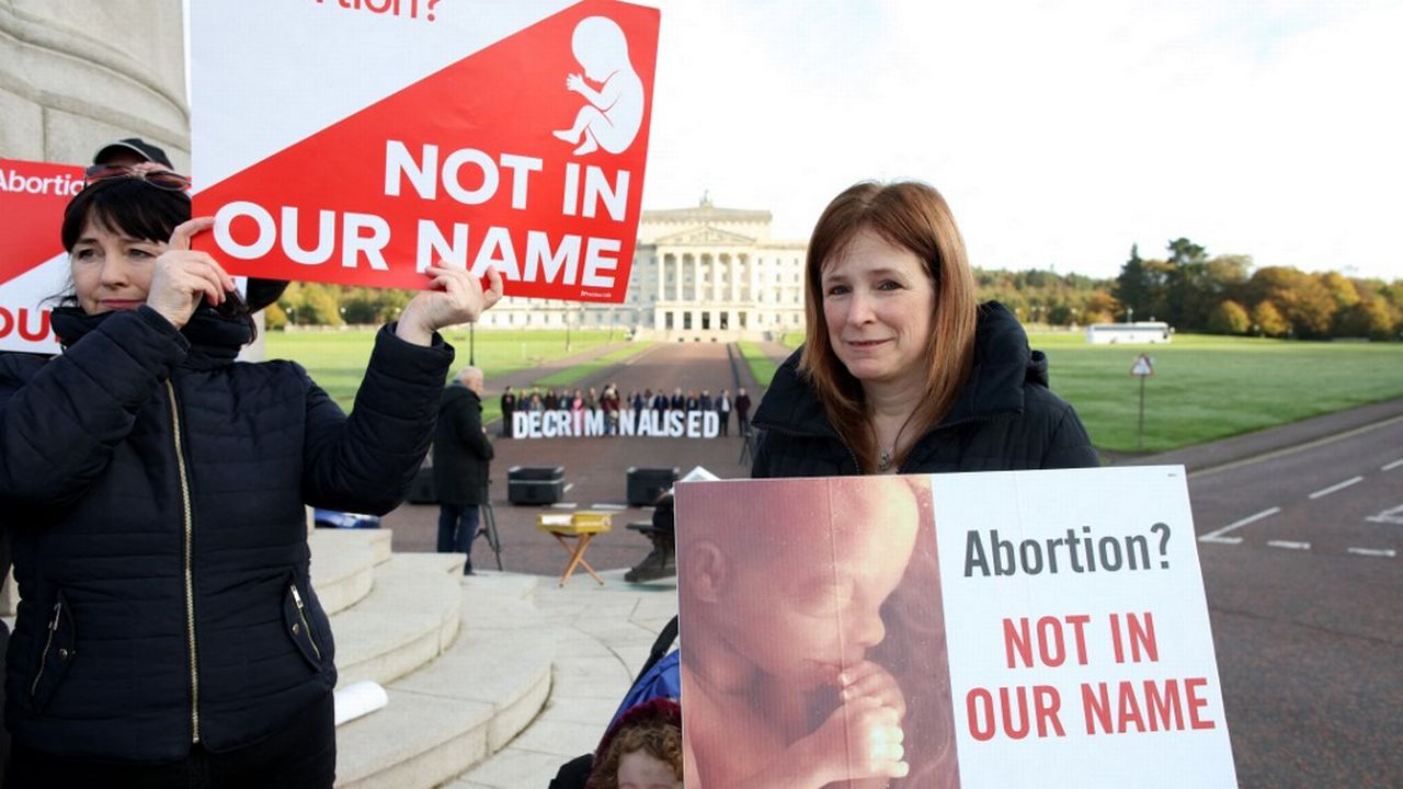 Décriminalisée en octobre 2019 en Irlande, l'interruption volontaire de grossesse (IVG) est désormais censée être accessible jusqu'à vingt-quatre semaines de grossesse. Mais près de 400 femmes ont tout de même dû aller avorter en Angleterre en 2020, faute de services.  [PAUL FAITH - AFP]