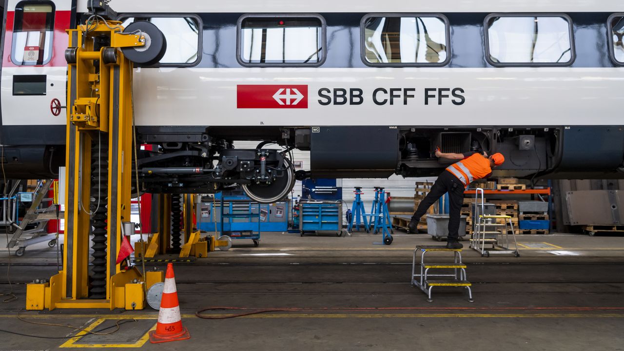 Un ouvrier CFF travaille sur un train ICN. [Jean-Christophe Bott - Keystone]