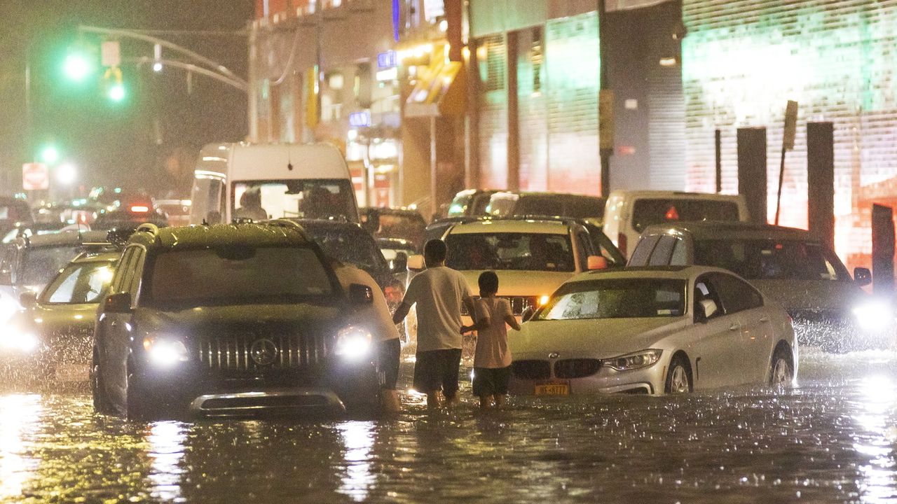 Une rue inondée à New York après les pluies torrentielles de l'ouragan Ida, le 1er septembre 2021. [Justin Lane - EPA/Keystone]
