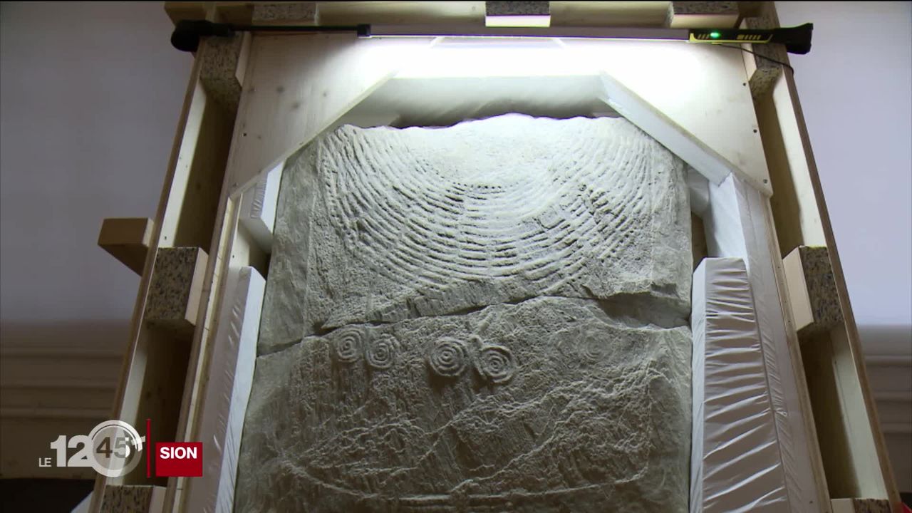 Des stèles funéraires néolithiques mises au jour à Sion quitteront le Valais pour Zurich et le British Museum de Londres [RTS]