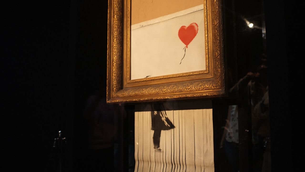 La toile "L'amour est dans la poubelle" de Banksy, qui s'est autodétruite lors d'une vente aux enchères de Sotheby's en 2018. [Alberto Pezzali / NurPhoto - AFP]