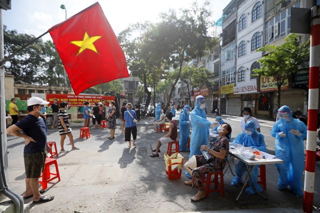 V Hanoji testujú ľudí na Govt-19.  Vietnam, 31. augusta 2021. [Luong Thai Linh - Keystone/epa]