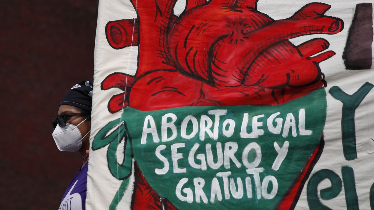 Une femme tient une bannière où il est écrit en espagnol "Avortement légal, sûr et gratuit, légalisez et décriminalisez l'avortement maintenant". [Rebecca Blackwell, File - Keystone/AP photo]