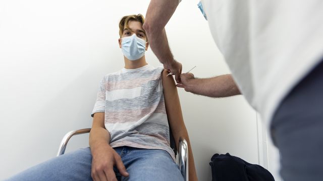 Un adolescent se fait vacciner en Argovie. [Christian Merz - Keystone]