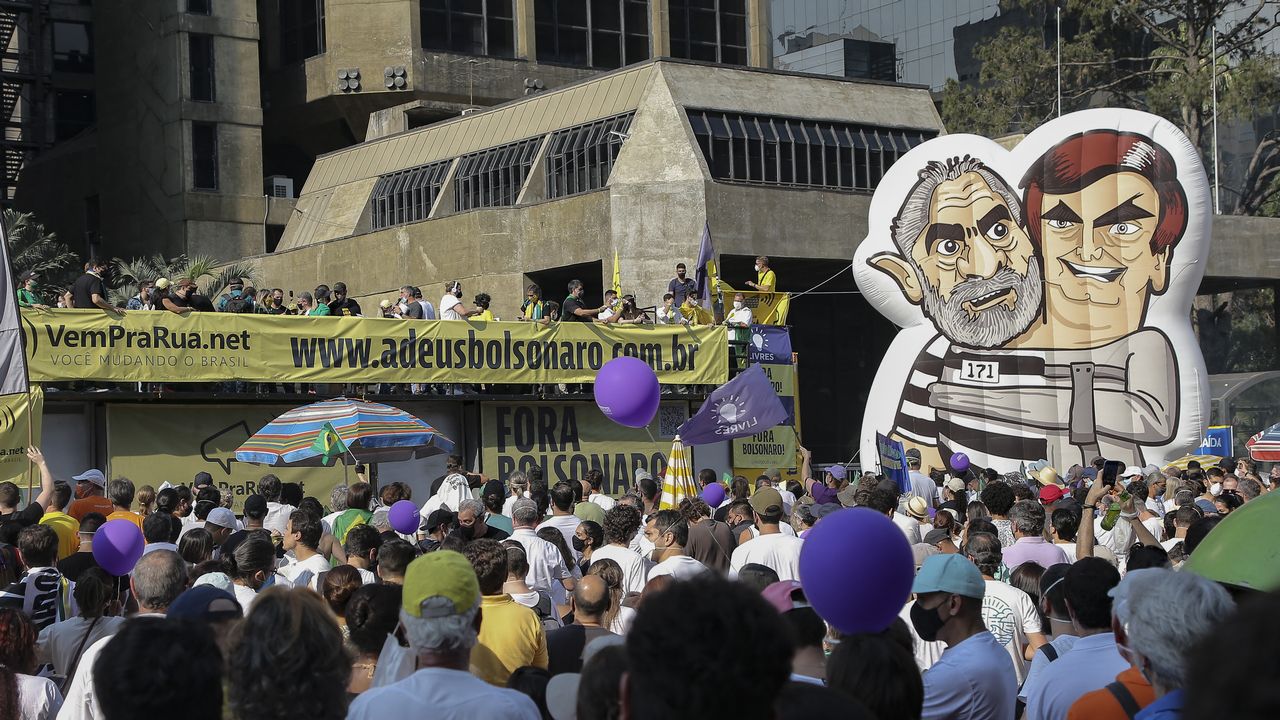 Les manifestants s'opposent autant à l'actuel président Jair Bolsonaro (à droite sur le dessin) qu'à l'ancien, Luiz Inácio Lula da Silva (à gauche). [PAULO LOPES / ANADOLU AGENCY / ANADOLU AGENCY - AFP]