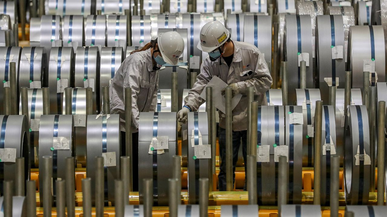Du personnel d'une usine d'aluminium à Wuhan, en Chine. [STR - AFP]