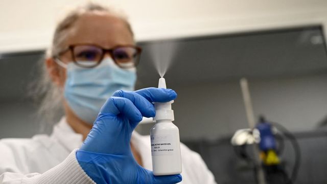Un spray nasal testé dans un laboratoire français. [Nicolas Tucat - afp]