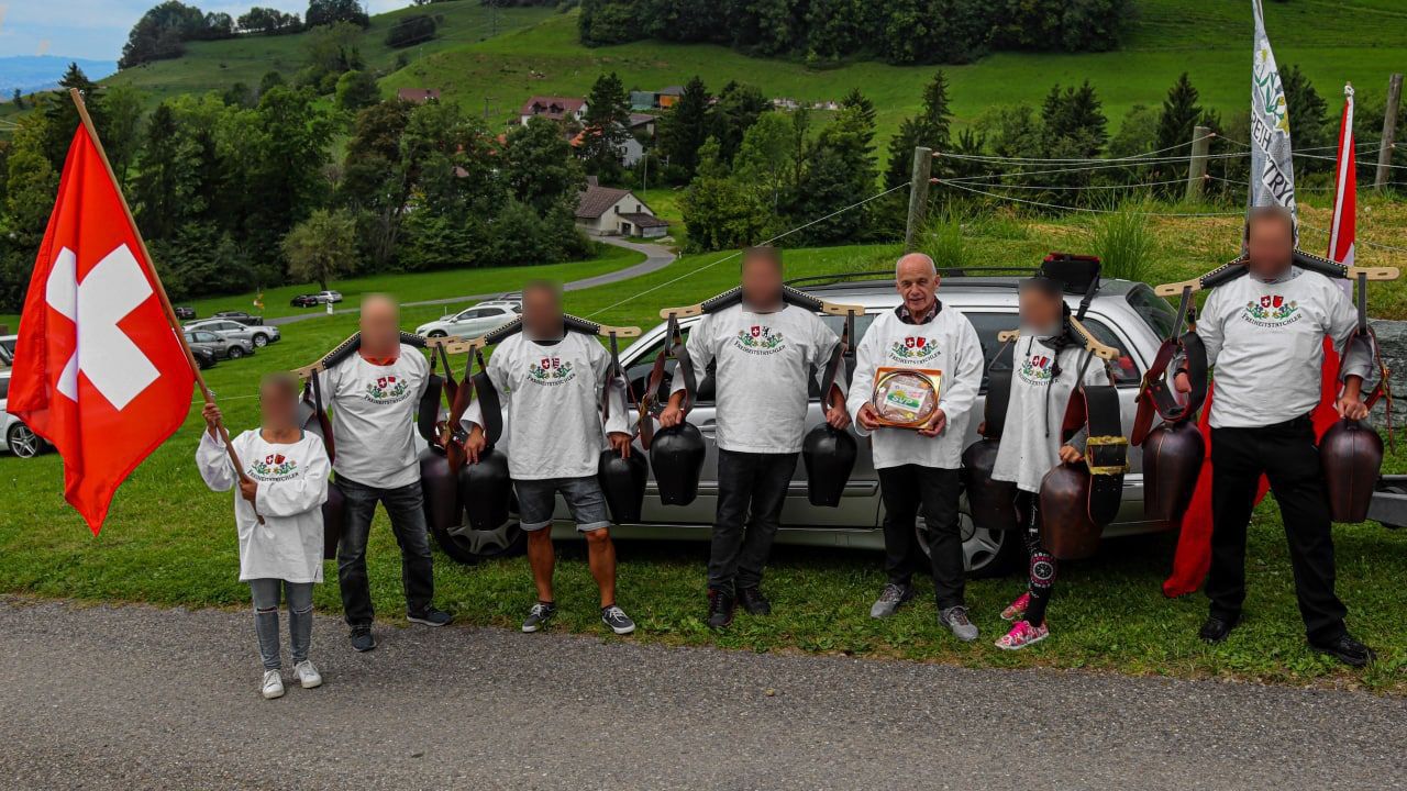 Ueli Maurer portant un t-shirt des "Freiheitstrychler", un groupe de sonneurs de cloches qui s'opposent aux mesures sanitaires, photographié lors d'une manifestation de l'UDC le 12 septembre 2021 dans l'Oberland zurichois. [Freiheitstrychler - Telegram]