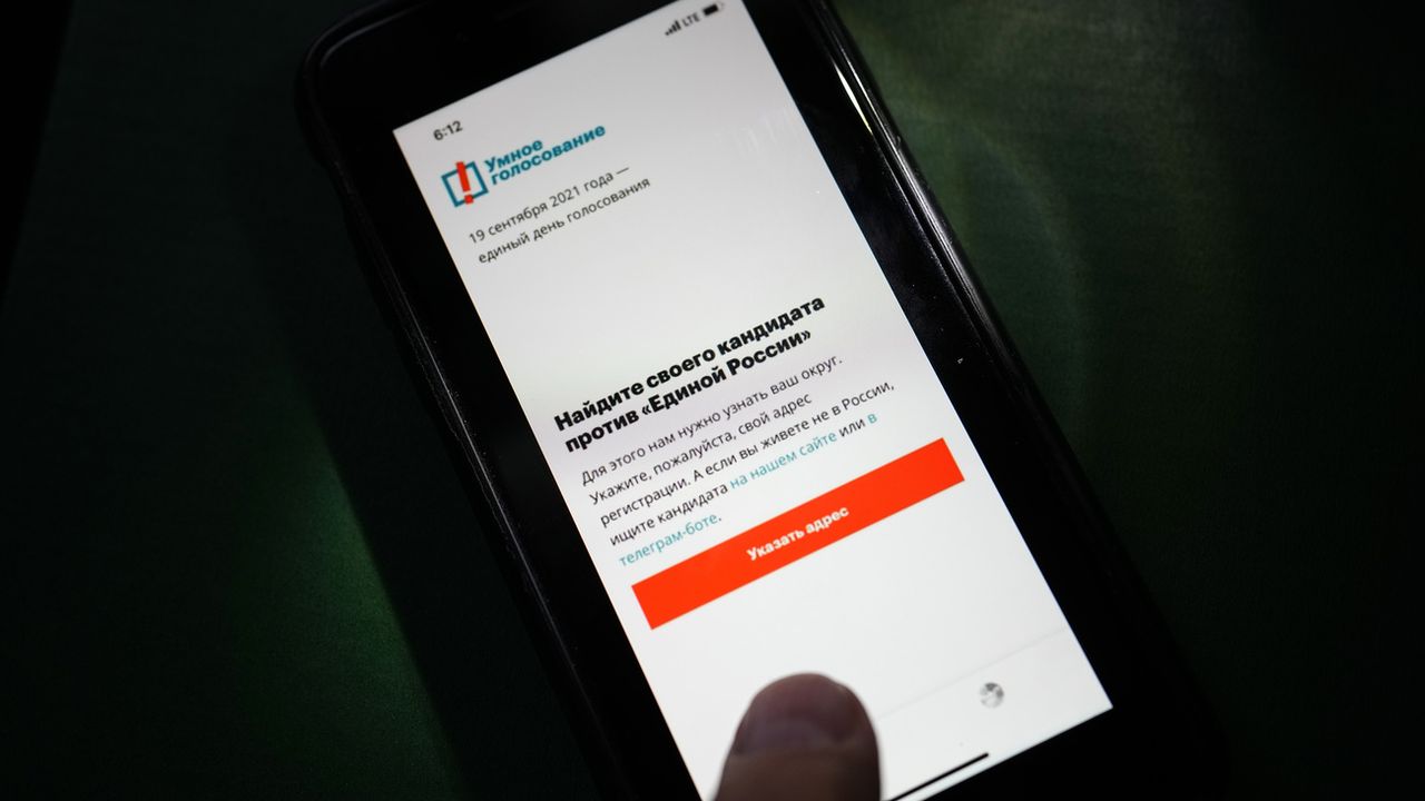 L'application de vote intelligent d'Alexeï Navalny a été retirée des magasins d'Apple et de Google. [Alexander Zemlianichenko - Keystone/AP]