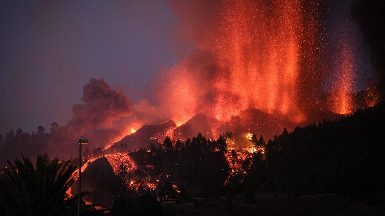 L'éruption du volcan Cumbre Vieja s'est poursuivie lundi et a déjà détruit des dizaines de maisons. [Andres Gutierrez - AFP/Anadolu]