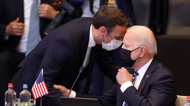 Emmanuel Macron et Joe Biden ont promis lors d'un appel téléphonique de restaurer la confiance entre France et Etats-Unis après la crise des sous-marins australiens. Celle-ci aurait pu être évitée par "des consultations ouvertes" en amont. [DURSUN AYDEMIR - ANADOLU AGENCY VIA AFP]