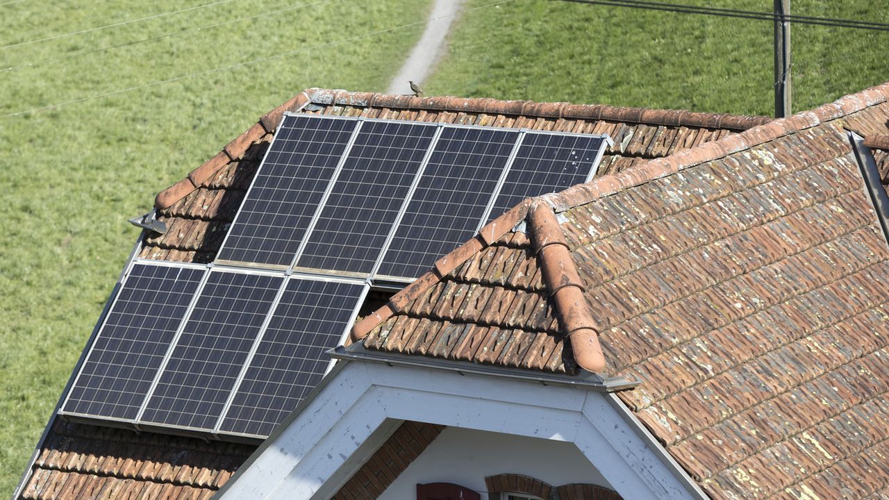 Assainir un logement et y ajouter notamment des panneaux solaires est loin d'être aisé. [Gaetan Bally - Keystone]