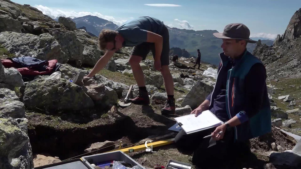 En Valais, l’archéologie de haute altitude représente un défi logistique et humain. [RTS]