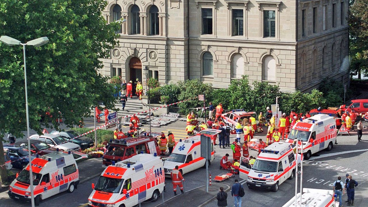 Les ambulances devant le bâtiment du Grand Conseil, Zoug après l'attaque. [Urs Flüeler - Keystone]
