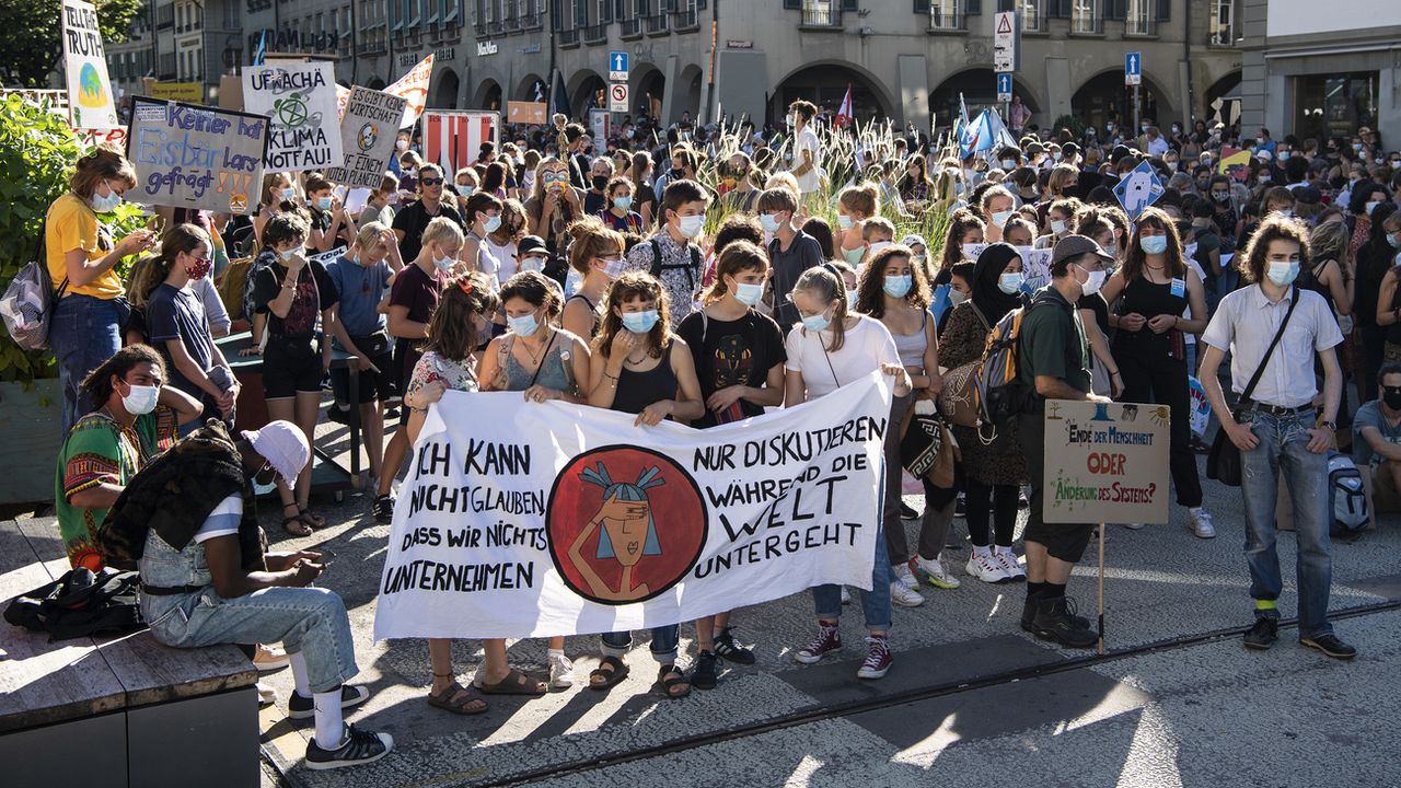 Une manifestation pour la protection du climat à Berne. [Peter Schneider - Keystone]