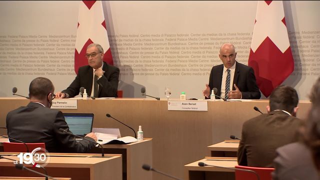 Les conseillers fédéraux Alain Berset et Guy Parmelin lancent la campagne du 28 novembre sur les adaptations de la loi Covid-19. Le débat s’annonce tendu [RTS]