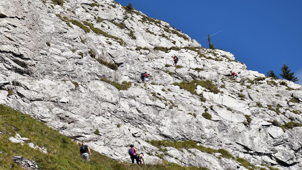 Des randonneurs montent le Grosser Mythen dans le canton de Schwyz. [Simon Meier - KEYSTONE]