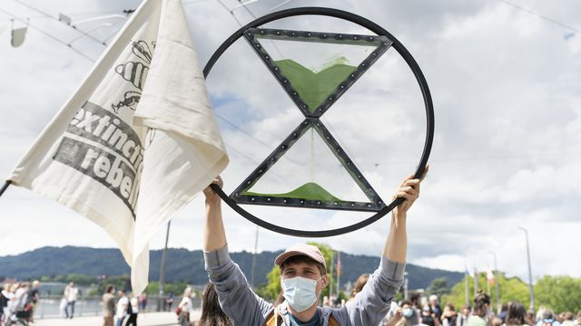 Un activiste d'Extinction Rebellion lors d'une manifestation en juin 2020 à Zurich. [Gaetan Bally - Keystone]