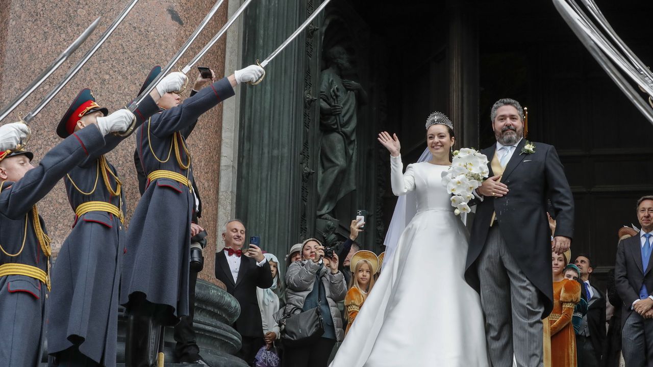Le grand-duc Gueorgui Romanov et son épouse Rebecca Bettarini à la sortie de leur cérémonie de mariage à la cathédrale Saint-Isaac. [Anatoly Maltsev / EPA - KEYSTONE]