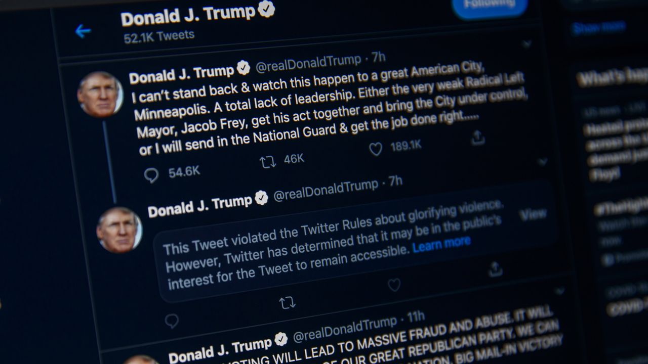 Donald Trump demande à la justice de rouvrir son compte Twitter. [Shawn Thew - Keystone/EPA]