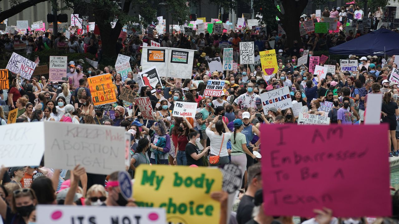 Des personnes défilent pour le droit à l'avortement à Houston au Texas. [Go Nakamura - Reuters]