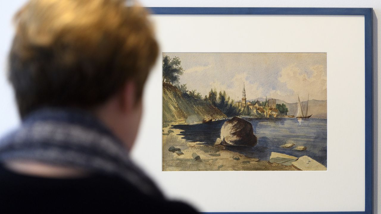 Une femme contemple "Yvoire au bord du Leman" (1872) du peintre Ferdinand Hodler [LAURENT GILLIERON - KEYSTONE]