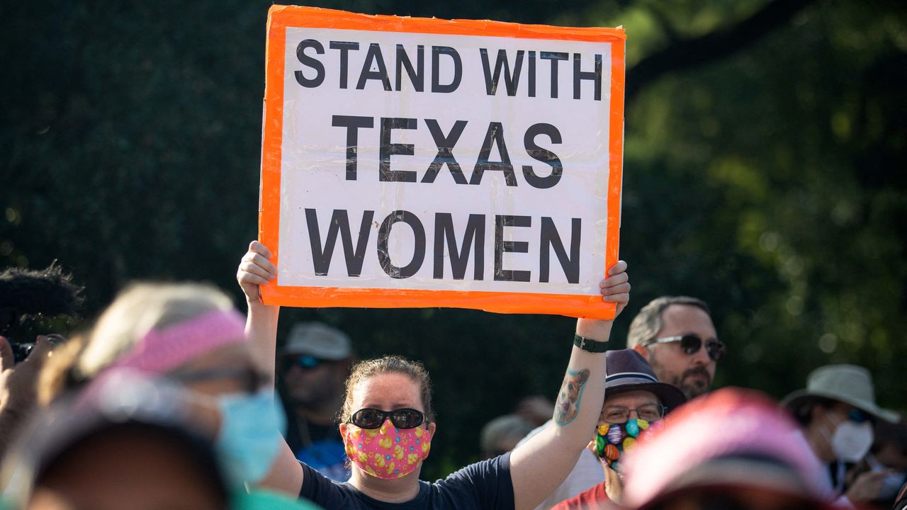 Une manifestante tient une pancarte appelant à la solidarité avec les femmes texanes lors d'un rassemblement à Austin, au Texas, le 2 octobre 2021. [Montinique Monroe / Getty Images North America - AFP]
