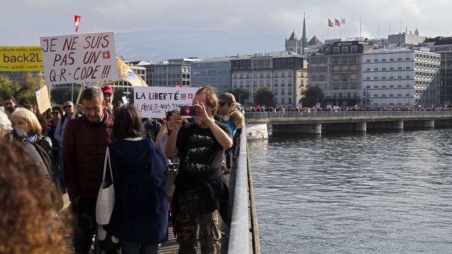 Manifestation contre les mesures sanitaires à Genève. [Salvatore Di Nolfi - Keystone]