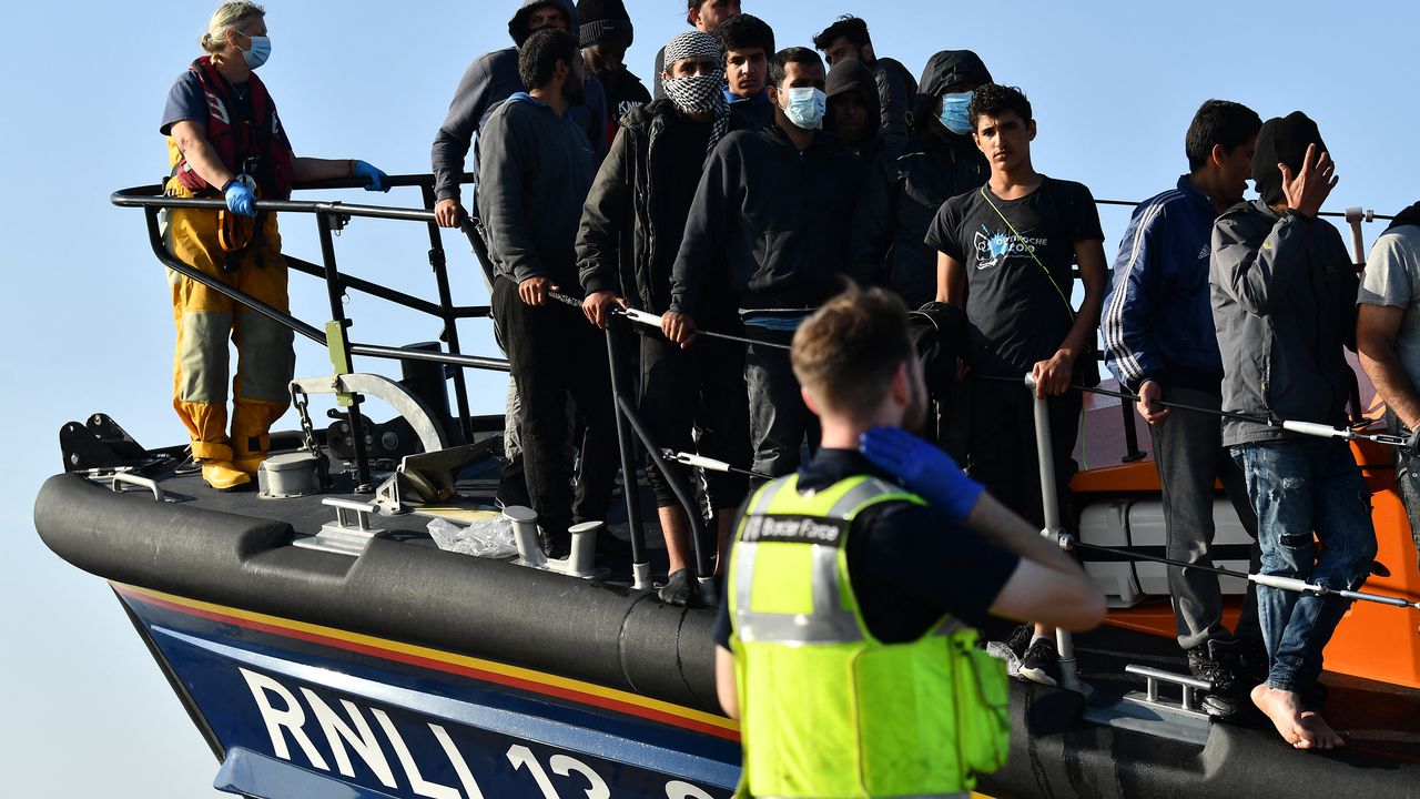 Les tentatives de traversées de la Manche par des migrants se multiplient, les interceptions et sauvetages en mer aussi. [Ben Stansall - AFP]