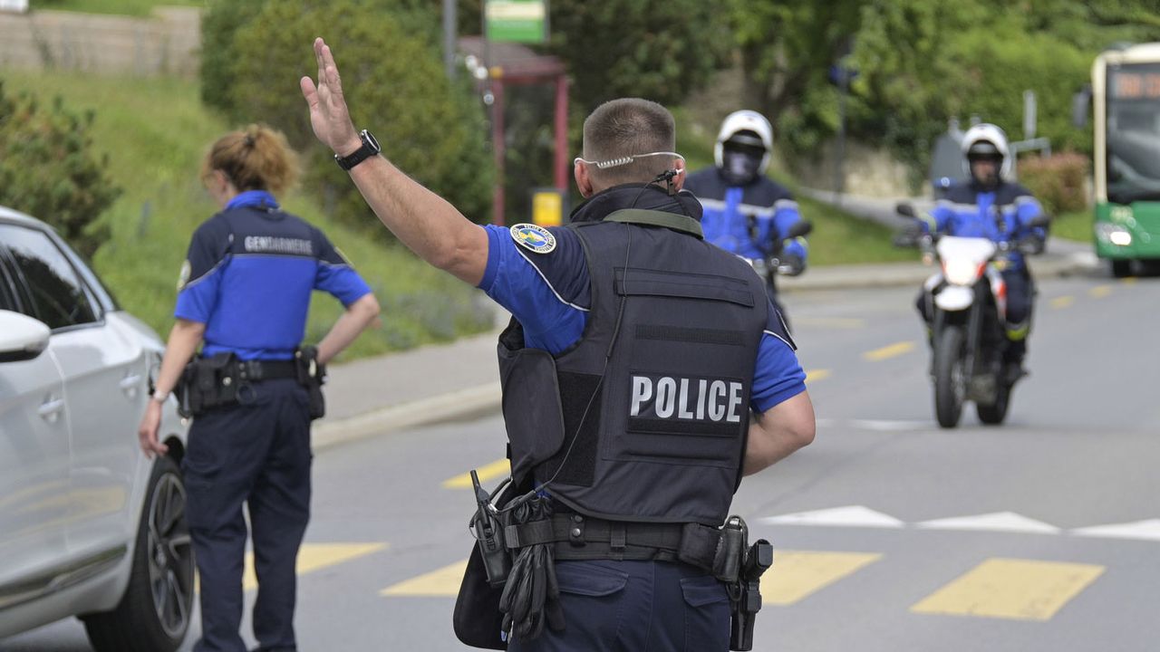 Une opération de police est en cours à La Sarraz, le 5 juillet 2021. [Christian Brun - Keystone]