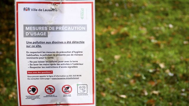 Un panneau d'information sur la pollution des sols à la dioxine, le 11 octobre 2021. [Laurent Gillieron - Keystone]