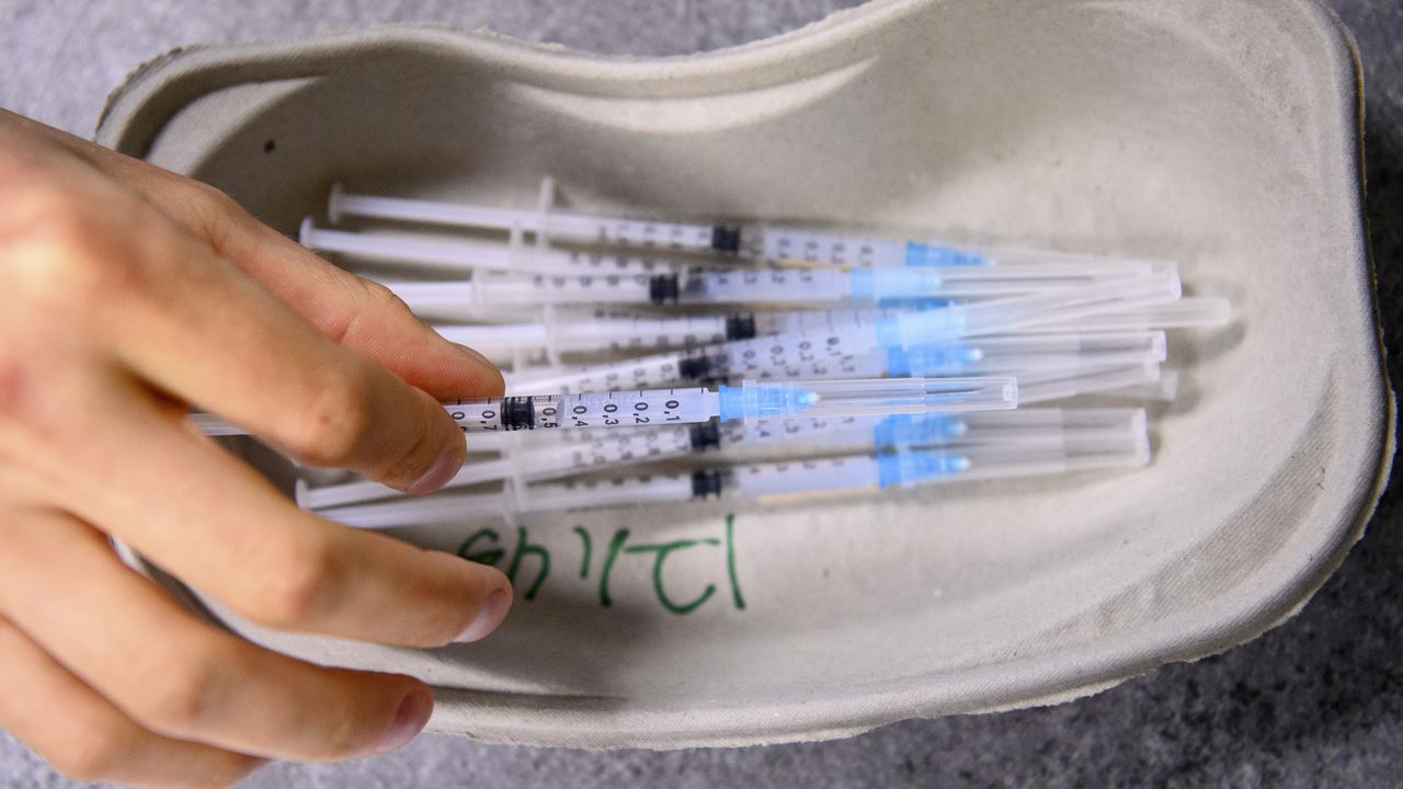 Des seringues contenant le vaccin contre le Covid-10 de la firme Moderna. [Laurent Gillieron - Keystone]