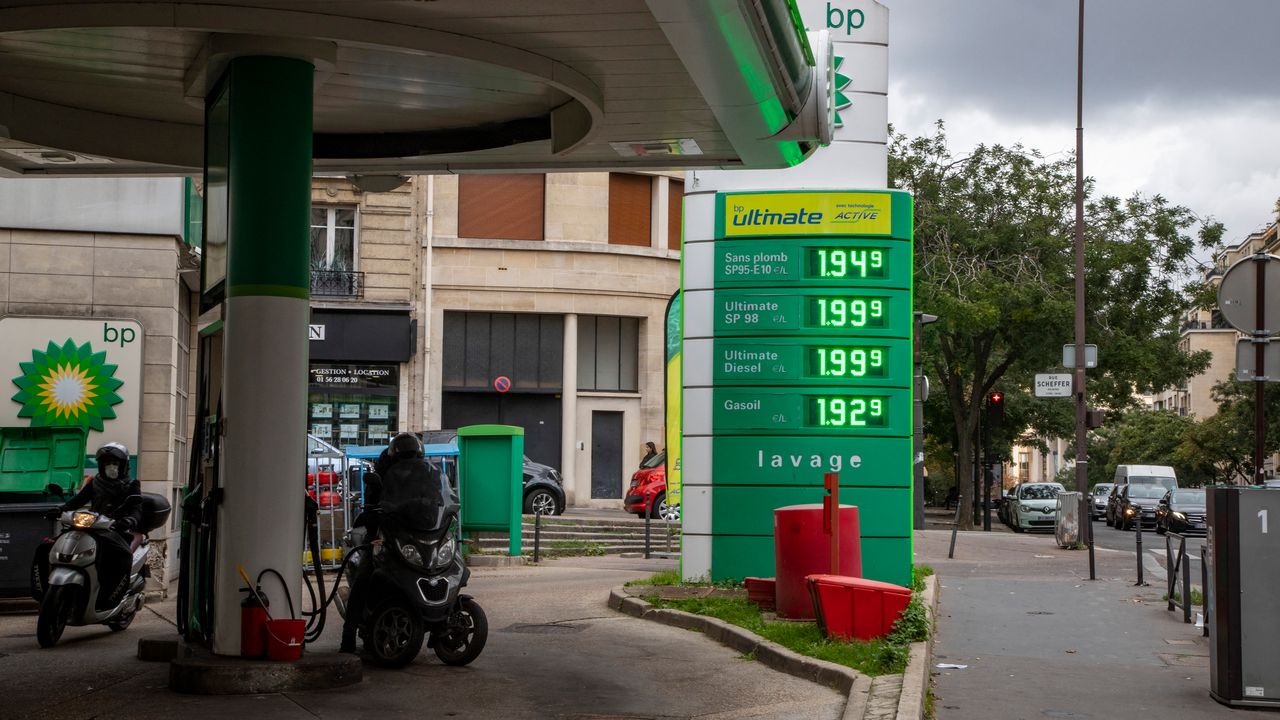 En Allemagne le prix du gazole à la pompe a atteint un niveau record. Même constat en France où les principaux carburants routiers ont poursuivi leur hausse et encore augmenté de 2 centimes la semaine dernière, le gazole atteignant de nouveaux records.  [CAROLINE PAUX - HANS LUCAS VIA AFP]