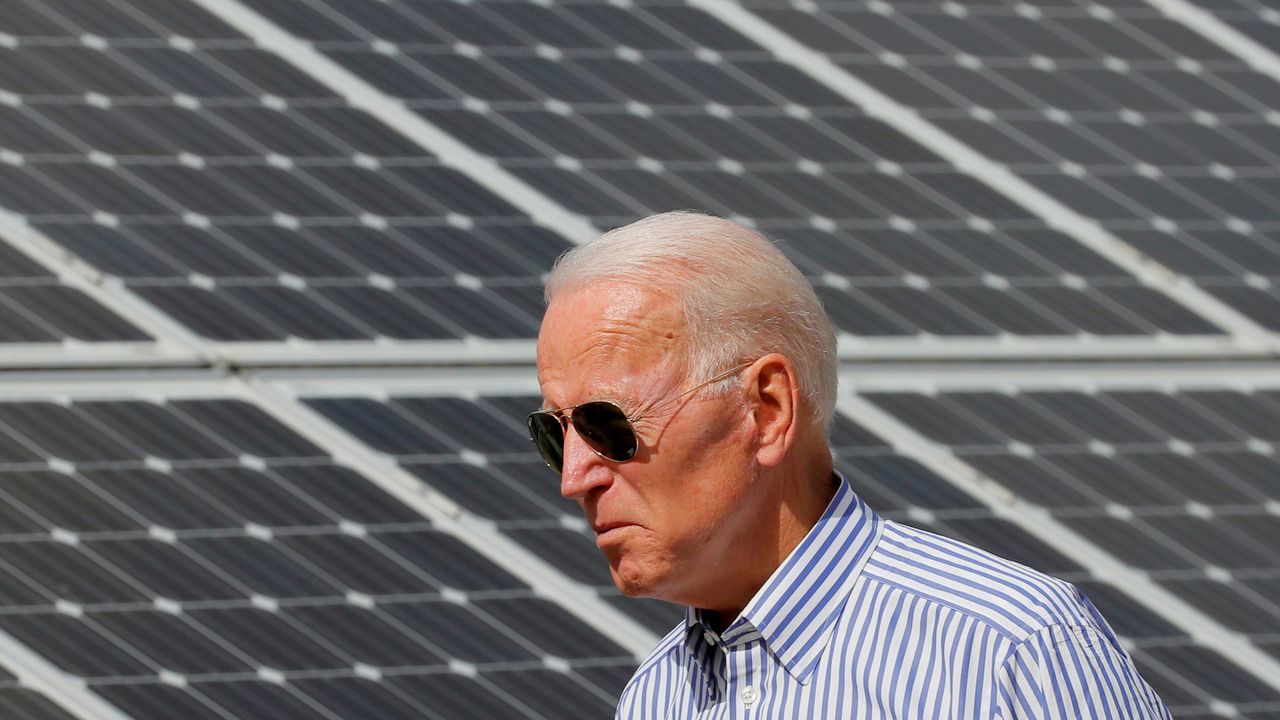 L'actuel président des Etats-Unis Joe Biden marchait au milieu des panneaux solaires en 2019 dans le New Hampshire. [Brian Snyder - Reuters]