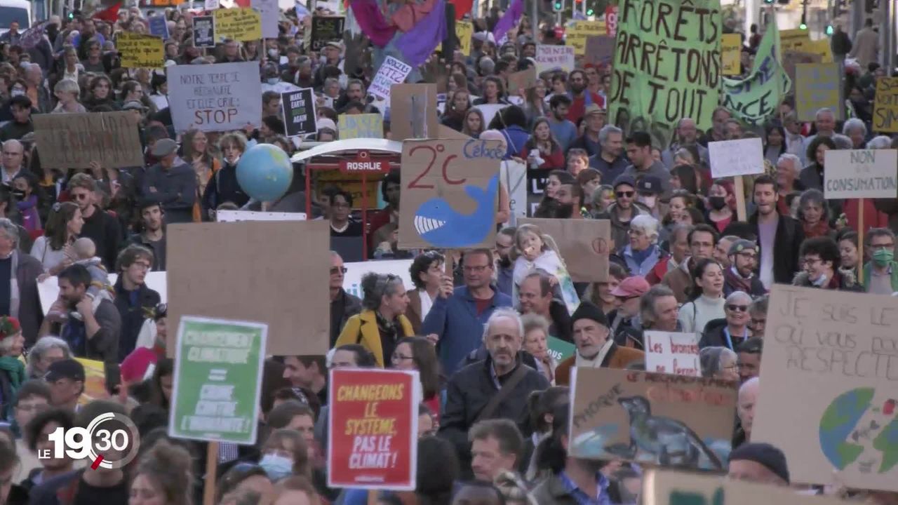La grève contre le climat mobilise des milliers de personnes à travers la Suisse [RTS]