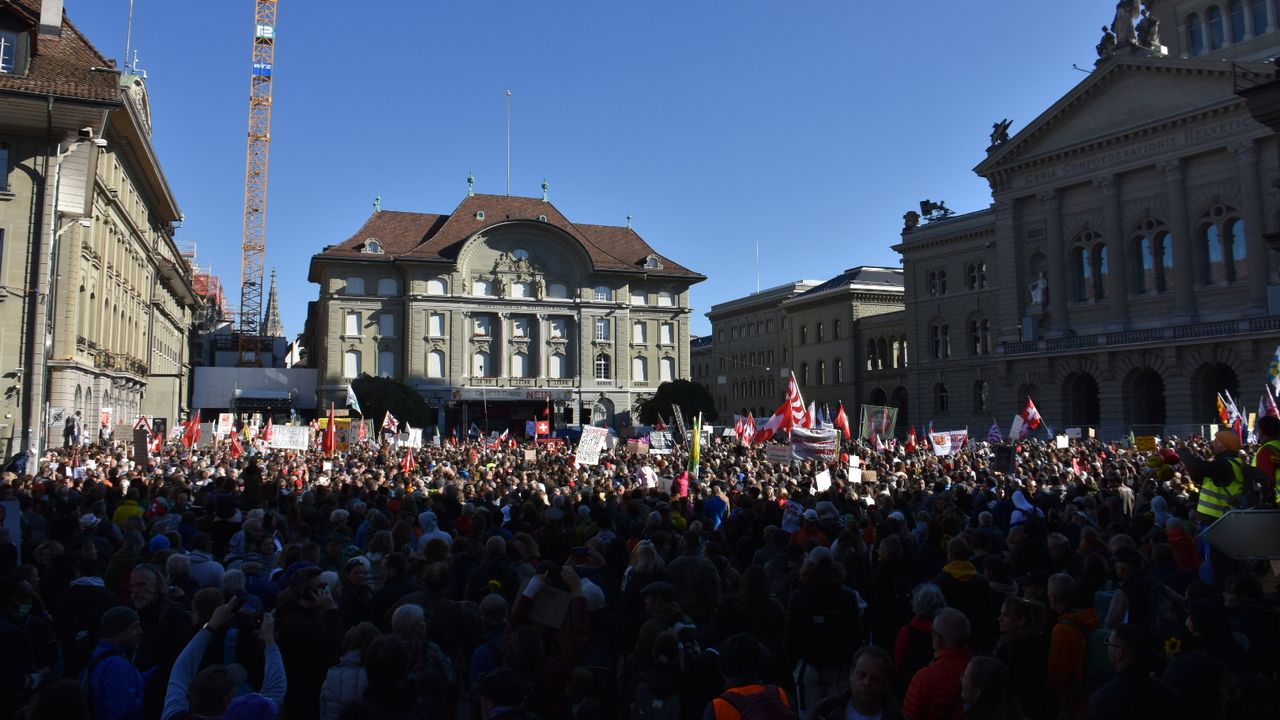 Des milliers de manifestants contre les mesures anti-Covid. [Gaël Klein - RTS]