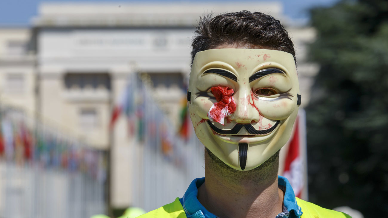 Manifestation de Gilets jaunes à la Place des Nations, devant l'entrée principale du siège de l'ONU à Genève, le 31 août 2019. Le mouchoir ensanglanté symbolise les 24 personnes ayant perdu un oeil depuis le début des manifestations en 2018. La plupart des blessures graves causées aux manifestants (main arrachée, oeil crevé, etc.) sont attribuables à l'utilisation par les forces de l'ordre de lanceurs de balle de défense ("flash-ball") et grenades de désencerclement. Ces armes sont par ailleurs interdites dans le reste de l'Europe.