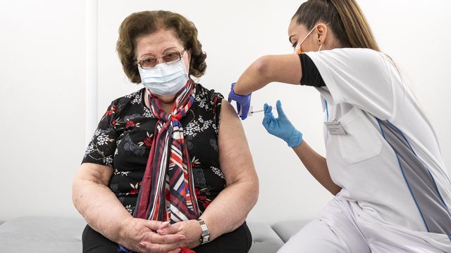 Une personne reçoit une injection du vaccin contre le Covid-19, le 13 janvier 2021 à Fauenfeld (TG). [Alexandra Wey - Keystone]