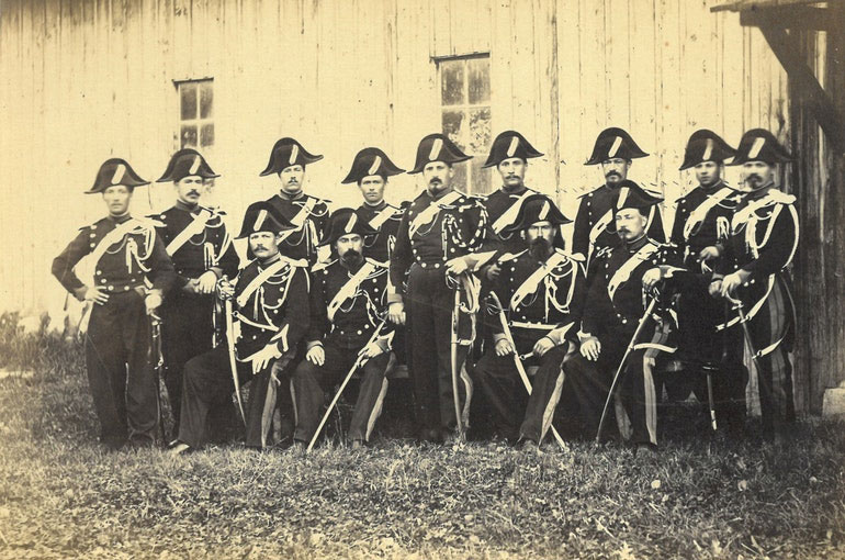 Genève, corps de gendarmerie montée (entre 1860 et 1866). La création d'un corps de gendarmerie à cheval a été décidée par une loi adoptée le 27 octobre 1860 par le Grand Conseil genevois; cette section est dissoute le 16 juin 1866.