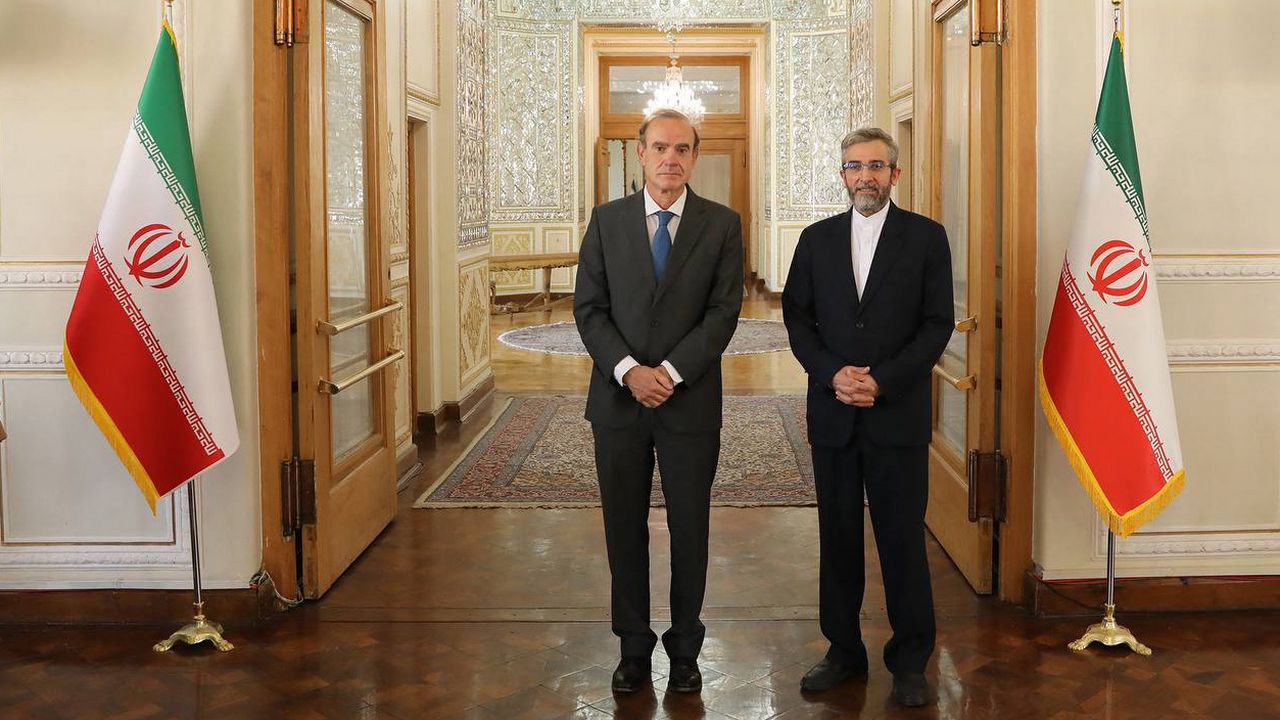 Le vice-ministre iranien des Affaires étrangères Ali Bagheri (droite) et le secrétaire général adjoint du Service européen pour l'action extérieure (SEAE) Enrique Mora, à Téhéran, en Iran, le 14 octobre 2021. [Iranian Foreign Ministry - AFP]