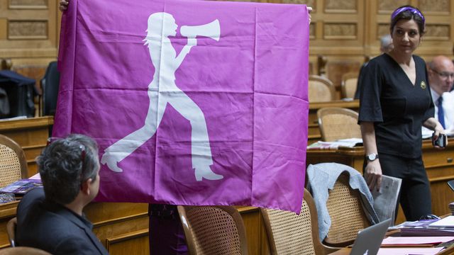 Deux ans après la Grève des femmes de 2019, le Parlement prendra une teinte violette ce week-end à l'occasion du remake de l'historique session des femmes de 1991 (image d'archive). [Peter Klaunzer - Keystone]