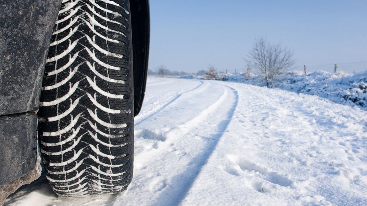 Les pneus d'hiver assurent une meilleure sécurité même en l'absence de neige. [picsxl - Fotolia]