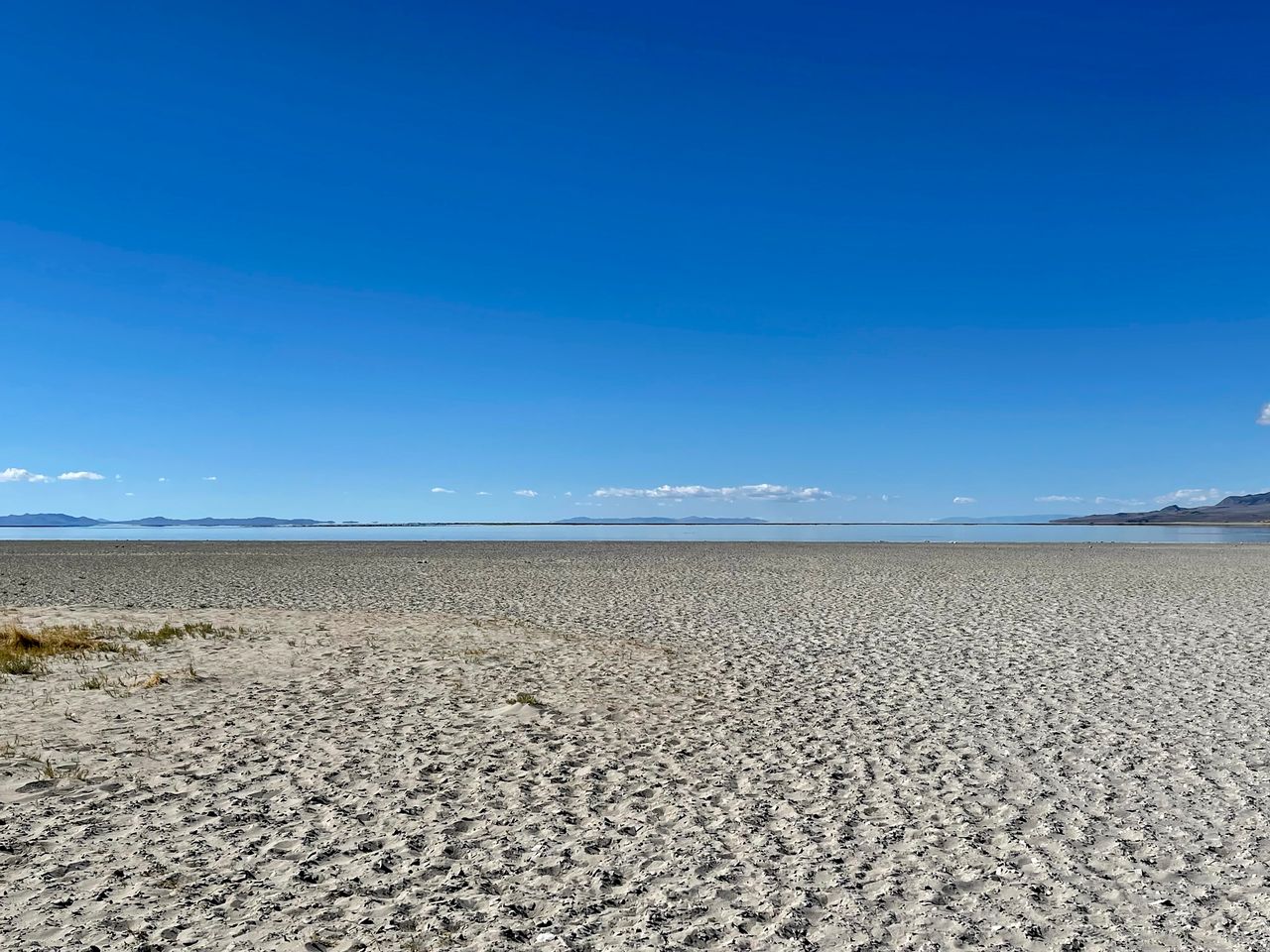 A orillas del Grand Lac Salé, una enorme playa blanca se extiende donde solía estar el agua estancada. [Jordan Davis - RTS]